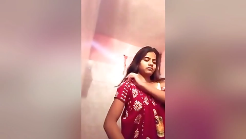 Desi Girl Shows Her Boobs