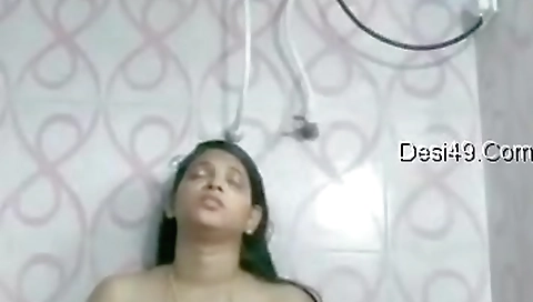 Exclusive- Sexy Indian Girl Bathing