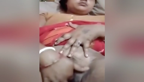 Today Exclusive -horny Bhabhi Shows Her Boobs And Fingering 1