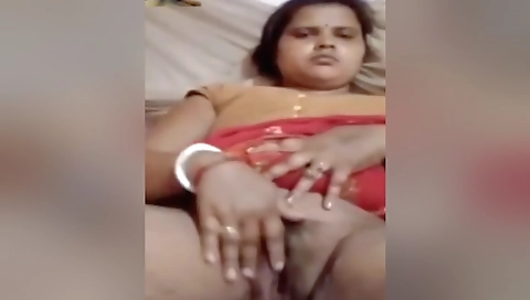 Today Exclusive -horny Bhabhi Shows Her Boobs And Fingering 1