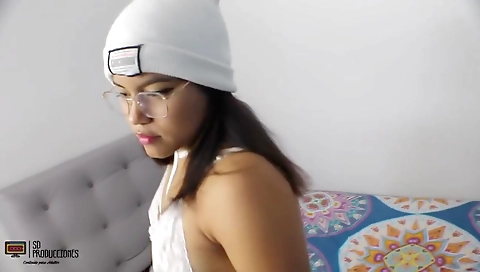 Mi Paso Prima Me Pide Ayuda Para Tomarle Unas Fotos Eroticas - Historia Completa - Porno En Espanol - Pure Taboo