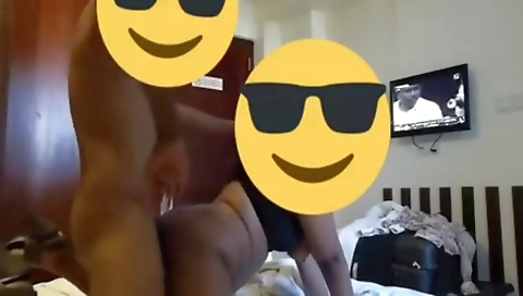 මිනිහා ගෙදර නැති වෙලාවේ ගෑණිගේ ගෙදරට දුවගෙන ඇවිත් ටීවී බලනවා.... Sri Lankan New Leak