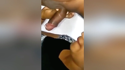 කෑල්ල පයිය උගුරටම දාගෙන කටට ගත්තා