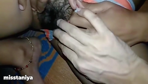 Indian Desi Village Bhabhi Ka Paani Nikal Diya Chod Ke