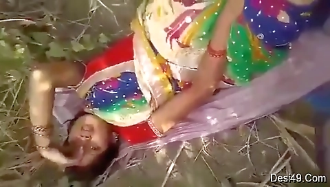 Exclusive- Desi Randi Bhabhi Outdoor Sex With 2 Young Guys