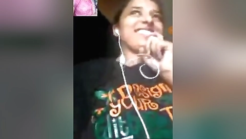 Today Exclusive -desi Bhabhi Shows Her Boobs