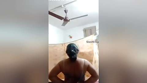 Today Exclusive-sexy Bhabhi Showing Her Boobs