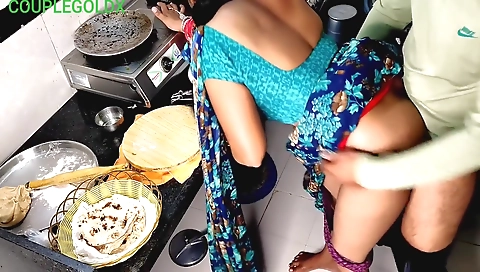 ( Kichen Sex )6) Mami Khana Khane Baithi Hai Jab Tak Chod Lete Hai