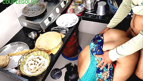 ( Kichen Sex )6) Mami Khana Khane Baithi Hai Jab Tak Chod Lete Hai