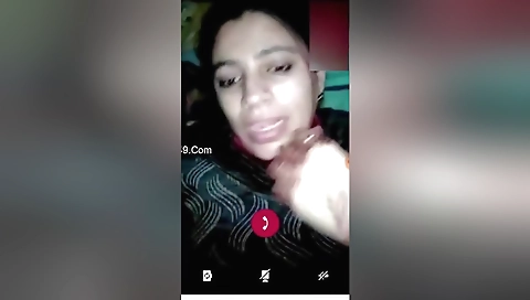 Today Exclusive- Paki Wife Showing Her Boobs