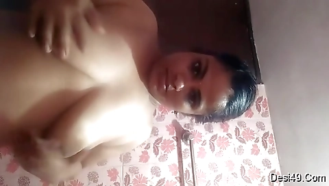 Exclusive- Hot Look Indian Bhabhi Showing Her Big Boobs And Pussy