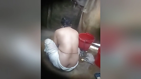 Desi Bhabhi Bathing Record In