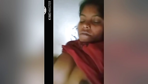 Desi Bhabhi Shows Her Boobs