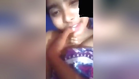 Sexy Desi Girl Shows Her Boobs