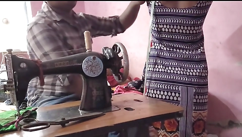 Mumbai Ashu - Kapada Silane Gai Ladaki Ko Darji Ne Acche Se Chod Diya