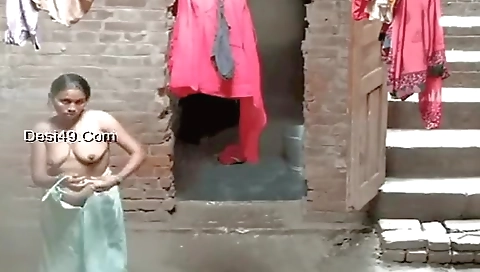 Desi Bhabhi Bathing Record In 1