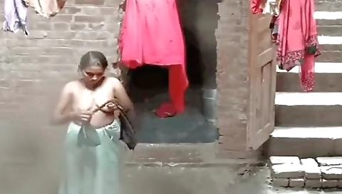 Desi Bhabhi Bathing Record In 1