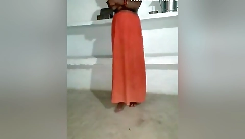 Indian Hot Deshi Bhabhi Sadi Utarkar Apni Tight Chut Aur Bade Nipple Dikhaye