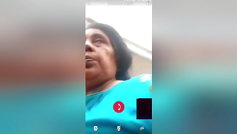 Mature Aunty Shows Her Pussy