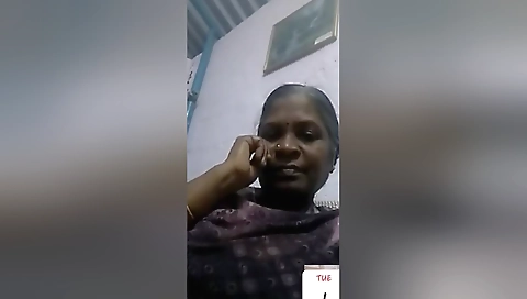 Today Exclusive -desi Aunty Shows Her Boobs To Lover On Video Call 2