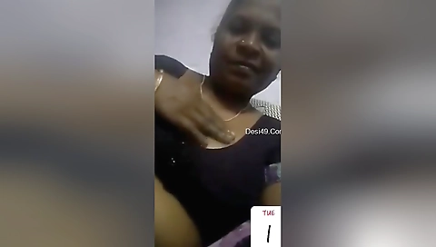 Today Exclusive -desi Aunty Shows Her Boobs To Lover On Video Call 1