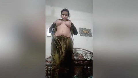 Today Exclusive -horny Paki Girl Shows Her Boobs And Pussy