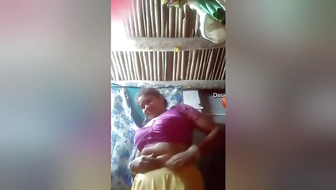 Today Exclusive -desi Bhabi Shows He Boobs