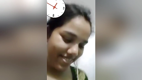 Today Exclusive -cute Desi Girl Shows Her Boobs On Vc