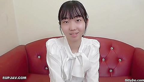 処女喪失発育途中の剛毛未処理陰毛の身体に人生初の初体験 大人に騙され生挿
