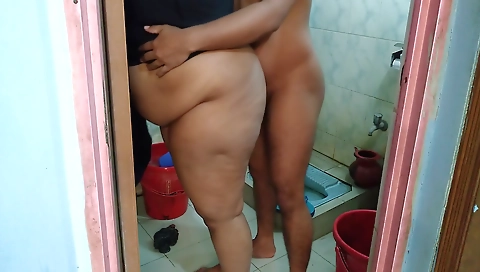 Sex) 45 Year Old Ke Pakistani Bathroom Mein Kapde Dho Rahee Thee Tabhe Usaka Beta Aya Aur Usake Chudai Kar De